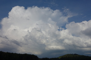  Gefährlich wird es, wenn Cumulonimbus–Wolken entstehen, die in kurzer Zeit bis in eine Höhe von 12 km gelangen. Dort kommt es in kühler Atmosphäre zu schlagartiger Kondensation, was zu Hagel und Starkregen führt. 