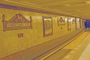  Alles original frühes 20 Jahrhundert: Mosaiken in einem dem Stil der Zeit entsprechenden Majolika-Rahmen informieren den Reisenden über den Namen der U-Bahnstation 