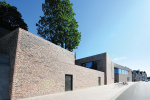  Der Neubau des Europäischen Hansemuseums in Lübeck schmiegt sich an den Burghügel an. Mit ihrem  Entwurf haben sich Andreas Heller Architects &amp; Designers unter anderem an der ehemaligen, mittelalterlichen Stadtmauer orientiert. 