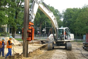  Ramm- und Ziehgeräte von Movax mit automatischerNeigungs- und Vertikalsteuerung führen viele Arbeiten besser aus als mäklergeführte Rammen, da der Baggerausleger weiter reicht und mehr Bewegungsmöglichkeiten hat 