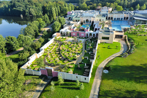  Mediterrane Gestaltung mit Porit Porenbeton. – Gesamtansicht des Mediterana in Bergisch Gladbach 