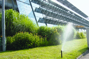  Ehemalige Solar-Fabrik Freiburg, automatische Bewässerung der Außenanlagen mit Regenwasser, gespeist aus der Zisterne. 