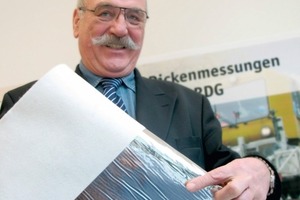  2 Kartsen Johannßen, Mitentwickler des „Radar Detectable Geotextile“ präsentiert ein Secutex RDG MusterFotos: Naue 