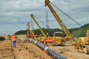  unten: Technische Kompetenz beim Bau des MIDAL Südloop 2013rechts: Typisches Bild einer Fernwärme-Baustelle mit Vor- und Rücklaufleitung ausgeführt in Kunststoffmantelrohren 