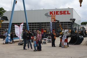  Große Leistungsschau: Besucher begutachten die Bau- und Umschlagmaschinen von Kiesel 
