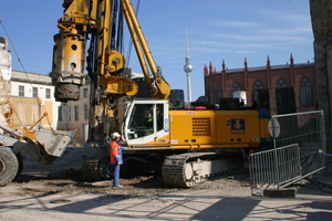  In Berlin kamen unter anderem zwei Bauer BG 28 Bohrgeräte, zwei Klemm-Bohrgeräte der Typen KR 806-2B und 806-7 sowie ein Bauer-Schlitzwandgreifer an einem MC 64 Seilbagger zum Einsatz. 