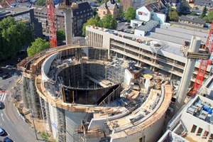  Herausforderung Moschee: Fünf über die Höhe allmählich zusammenwachsende Betonschalen bilden die mittlere Kuppel 