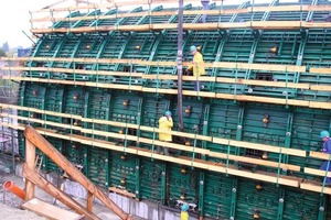  7 Netter Schalungsrüttler mit Druckluftantrieb beim Bau eines AutobahntunnelsFoto: Netter 