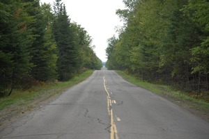  Sichtschattenbereiche, wie Tauchen, Springen oder ein verdeckter Kurvenbeginn stellen eine potentielle Gefährdung im Straßenverkehr darFoto: RIB 