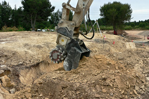  Bild Fräsenlöffel A: &nbsp; Die Fräsen-Löffel-Kombinationen von Terex, in unterschiedlichen Baugrößen erhältlich, lösen Gestein, Asphalt, Beton und harte Böden, mischen und zerkleinern, auch zum Recycling, und können jederzeit ausheben, verfüllen und verladen 