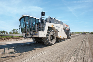  Durchblick mit neuer Fahrkabine. Ergonomisch, verglast und seitlich verfahrbar die Fahrerkabine des WR240i 