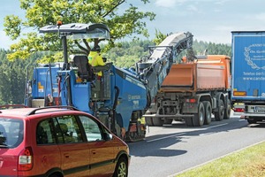  Auch bei fließendem Verkehr ist es für die Wirtgen W 100 CFi kein Problem, die Baustelle aufgrund der kompakten Abmaße und hohen Wendigkeit sicher abzuwickeln. Das deutlich schmalere Chassis ermöglicht dem Fahrer unter anderem eine optimale Sicht auf die Fräskante. 