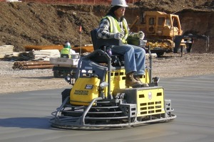  Neuer Betonflügelglätter Wacker Neuson CRT 48-35L-PS mit präziser und ermüdungsfreier SteuerungFoto: Wacker Neuson 