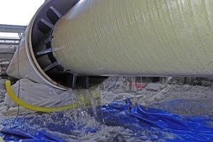  In einem provisorischen Pumpensumpf aus Kunststofffolie wird Wasser aufgefangen, das beim Rückbau des GFK-Strangs aus der Gasleitung fließt 