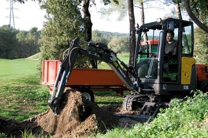  Einer der vier neueren Minibagger von Volvo CE ist der 1,8 t schwere EC18C; für den Betrieb starker Anbaugeräte fördert seine Verstellpumpe 44 l/minFoto: Volvo CE 