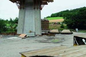  4 Für die konkave Aufweitung sorgten in die Schalung eingelegte bauchige Holzkästen in Brettstruktur, die vorgefertigt auf die Baustelle geliefert wurdenFotos: Noe-Schaltechnik 