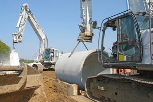  Zwei Bagger sorgten dafür, dass alle Arbeiten vom Aushub über das Einstellen des Verbaus bis hin zum Einheben des Rohres fließend ineinandergriffen 