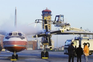  Flugzeugenteisung, eine Voraussetzung für sicheres Fliegen im Winter. Das vom Vorfeld abfließende Oberflächenwasser wird in Rinnen, die gemäß den Bestimmungen des WHG ausgeführt sind, sicher abgeleitetFoto: Günter Wicker (Photur) 