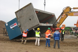  Die bis zu 100 t schweren Sonderbauwerke – hier ein Bauteil des Sandfangs – wurden in Einzelteilen zur Einbaustelle transportiert und an Ort und Stelle miteinander verbunden 