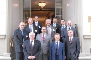  Die Gründungsmitglieder der EAE (von hinten links an): Gino Gailliaert, IVP, Working Group ETICS, (Belgien), Alfons Eichberger, Qualitätsgruppe WDVS (Österreich), Kevin Davis, National Insulation Association NIA (Großbritannien), Dr. Clemens von Trott zu Solz, Fachverband WDVS (Deutschland), Lothar Bombös, Fachverband WDVS (Deutschland), Dr. Roger Canning, Insulated Render &amp; Cladding Association INCA (Großbritannien), Jan Loukotka, Cech pro Zateplovani Budov Ceska Republika, (Tschechien), Yves Baum, Groupement du Mur Manteau G2M (Frankreich), Gian Luigi Tedeschi, CORTEXA (Italien) und Jacek W. Kulig, Stowarzyszenie na rzecz sistemo ocieplen (Polen) 