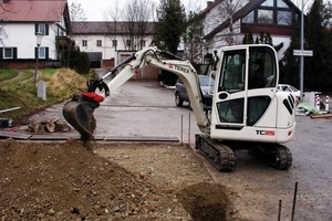  Der Terex TC25 verfügt über ein Auslegersystem für 2,7 m Grabtiefe, 2,8 m Überladehöhe und 4,7 m Reichweite, das wenig wiegt und hohe Stabilität aufweist 