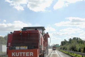  Die Hochleistungsmaschinen der Kutter GmbH frästen das komplette Betonpaket auf der A5 inklusive Dübeln und Ankern in zwei Übergängen. Dadurch gestaltete sich der Rückbau ausgesprochen schnell und unkompliziert 