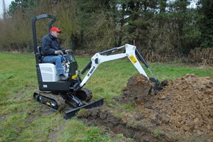  Dank großer Hydraulikkräfte ist der Tieflöffel-Füllungsgrad bei vielen Mikrobaggern wie hier bei einem Bobcat E08 häufig überraschend großFoto: Doosan 