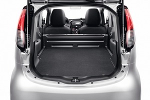  Mit umgeklappter Sitzbank bietet der Peugeot i0n einen Laderaum von 1,1 m³ und einer Nutzlast von 330 kgFoto: Peugeot 