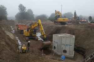  Das zweimal 63 m lange Doppelrohrsystem mit einem Durchmesser von 1,80 m bildet zusammen mit dem Drosselschacht den Stauraumkanal im neuen Gewerbegebiet „In der Langfuhr“ in Bendorf. Dieser kann bis zu 330 Kubikmeter Regenwasser aufnehmen.  