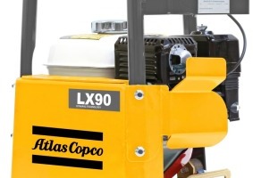  96 kg schwere Vibrationsplatte LX90 mit 45 cm runder Grundplatte zum Verdichten schwer zugänglicher ArbeitsstellenFoto: Atlas Copco 