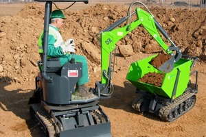  Der handgeführte Cingo-Raupendumper von Merlo arbeitet mit kompaktem Baggeraufbau samt Fahrersitz und Stützschild wie ein MikrobaggerFoto: Merlo Deutschland 