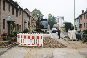  Tiefbaustelle vor dem Haus: Die Sanierung defekter Grundstücksentwässerungsleitung kann sich für Hauseigentümer zu einerumfangreichen Baumaßnahme entwickeln 