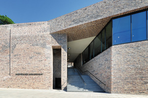  Eine zentrale Treppe verbindet den Museumsvorplatz mit dem Burgkloster und den Außenanlagen oberhalb des Neubaus. 