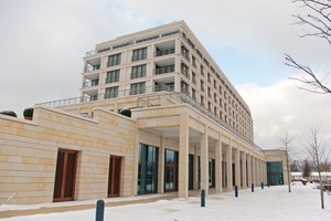  Architektonisch greift das Hotel das Bild eines im Hafen liegenden Kreuzfahrtschiffes auf 