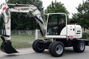  Der Midi-Mobilbagger TW110 von Terex-Schaeff wiegt 11 t, leistet 74,9 kW und bietet 4,32 m maximale Grabtiefe 