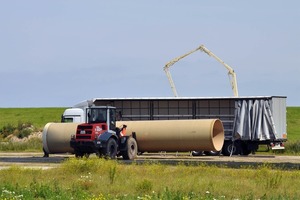  Anlieferung eines 12-m langen GFK-Rohres DN 2000 