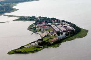  Das bundeseigene Friedrich-Loeffler-Institut auf der Ostseeinsel Riems ist nach umfangreicher Erweiterung eines der weltweit modernsten Zentren für Nutztier- und Tierseuchenforschung. Im Vordergrund die Kläranlage während der Bauphase 