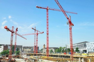  Zur Beförderung von Stahl und Beton für den Rohbau des Land- und Amts-gerichtes wurden in drei Phasen sieben Krane auf der Baustelle montiert 