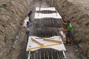  29. April, 09:26 Uhr: Sorgfältig werden die Stahlbetonfertigteile ausgerichtet und auf ihre Fundamente gesetzt. 