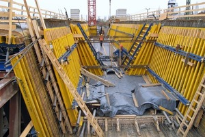  Nach dem Abbinden des Betons werden die Elemente der Steginnenschalung mit dem Kran ausgehobenFotos: Doka 