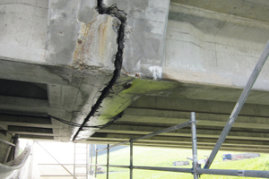  v.l.n.r.: Mit Hochdruckwasserstrahlen spritzte man die Gerbergelenke der Pont de Loveresse frei – eine sehr gute Vorbereitung für die Instandsetzung der BrückeDie Gerbergelenke wurden versteift. Dazu brachte man eine Verschalung an die Gelenke an. Auf diese Weise konnten die Gelenke mit dem selbstverdichtenden Mörtel PCI Nanocret R4 Fluid verfüllt und somit versteift werdenZugkräfte aufnehmen mit verstärktem Bewehrungsstahl: Die freigelegten Einkerbungen auf der Fahrbahn verfüllte man mit PCI Repafast Fluid. Die fließfähige Masse verankerte die Armierung 