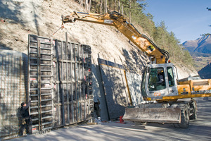  Für den Bau der 800 m langen Betonwand waren nur drei Sätze Noeplast Strukturmatrizen einsatzfertig montiert auf Noetop Wandschalung mit einer Länge von ca. acht Meter und einer Höhe von ca. zwei bis fünf Meter erforderlich. Sie wurden bis zu vierzig Mal eingesetzt 