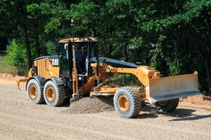  1 Cat Grader 140M mit ATS-Maschinensteuerung beim Einbau von 32er Frostschutzkörnung mit 8 km/h bei MAX BÖGL in Sengenthal. 140M: Leistung: 201 PS, Hubraum: 7,2 Liter, Drehmoment 1.079 Nm, Scharlänge 3,7 mFoto: Zeppelin Baumaschinen 