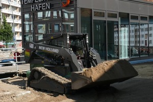  Der New Holland C185 manövriert auf engstem Raum und äußerst Boden schonend, aber mit enormen Kräften 