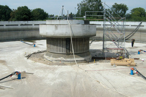  Das Mittelbauwerk steht nach den Injektionen wieder gerade, zuvor wurde es von der Beckensohle freigeschnitten 