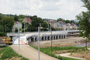  Die Überführung vom Tunnelportal aus gesehen: Vorlandbrücke mit kurzer Auffahrt, Rahmenbrücke über den Kanal, Vorlandbrücke mit langer Auffahrt 