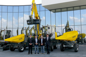  Maschinenübergabe an Manfred Schoiswohl, Leiter Maschinentechnik beim Baukonzern Swietelsky, und Gottfried Malzner, verantwortlich für den Fuhrpark 