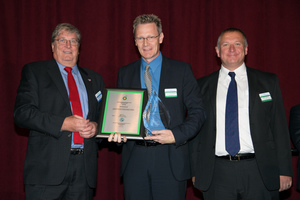  Doug Evans, IPLOCA-Präsident, Ulrich Schaffhauser, Vorsitzender der Geschäftsleitung der Business Unit Utility Tunnelling bei Herrenknecht, John Attrill, Project General Manager von BP (v.l.n.r.) bei der Preisverleihung 