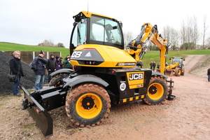  Der allrad-gelenkte, bewegliche Hydradig bietet dank niedrigem Schwerpunkt eine hervorragende und sichere Straßenlage. Ab sofort treibt ihn ein Motor mit EU Stufe IV an.  