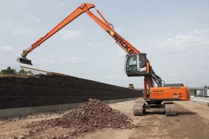  10 26 t wiegender Hitachi ZX250LCN-3 mit 18 m weit reichendem Ausleger und hochfahrbarer Kabine beim Befüllen einer LärmschutzanlageFoto: Kiesel 